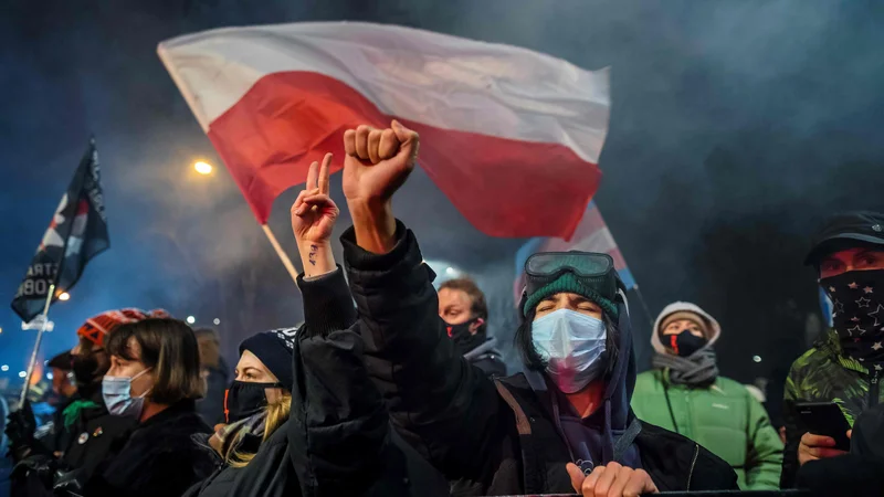 Fotografija: Skupina podpornikov pravice do izbire, ki se je včeraj zbrala v Varšavi. FOTO: Wojtek Radwanski/AFP