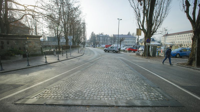 Fotografija: Hieronimova ulica je med Križankami in parkiriščem, kjer bo nekoč zgrajen Nuk II. FOTO: Jože Suhadolnik/Delo