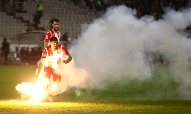 Z navijači se lahko na štadion Crvene zvezde hitro vrnejo tudi težave. FOTO: Marko Djurica/Reuters