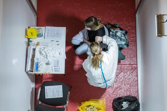 Po nekaterih anketah so v Srbiji cepljeni ljudje, ki so izbirali cepivo, najpogosteje izbrali ruski sputnik V. Foto Marko Đurica/Reuters