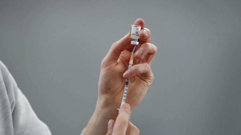 Fotografija: Slovenija uporablja le cepiva, ki jih je odobrila Evropska agencija za zdravila EMA: Foto Leon Vidic/delo
