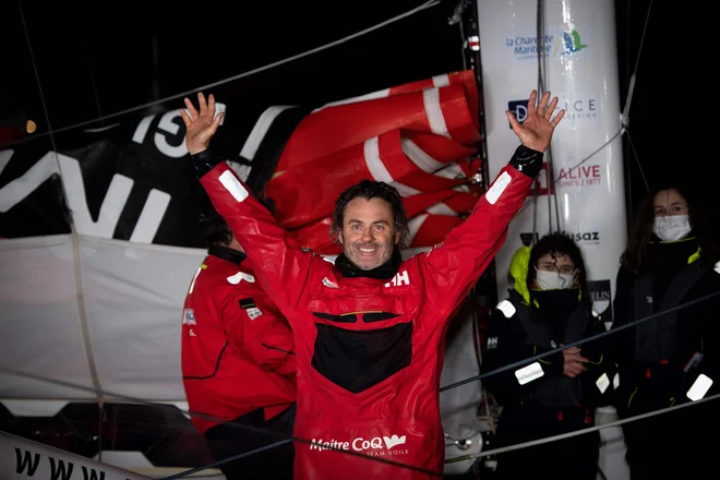 Prvi je v pristanišče na zahodu Francije Les Sables d'Olonne priplul Yannick Bestaven. FOTO: Loic Venance/AFP