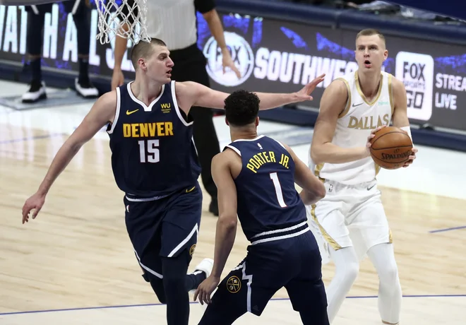 Nikola Jokić je opravil tudi s Kristapsom Porzingisom (desno). FOTO: Kevin Jairaj/USA Today Sports