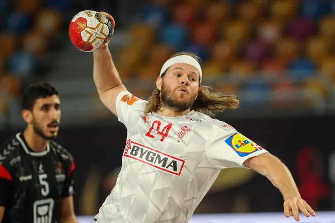 Mikkel Hansen je zabil Egipčanom deset golov, preden je bil izključen. FOTO: Mohamed Abd El Ghany/AFP