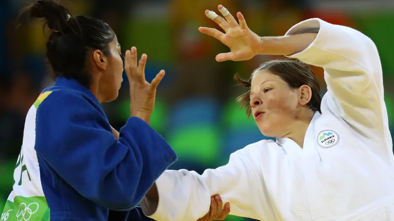 Slovenski judoisti so izjemno uspešni. Na olimpijskih igrah so osvojili že pet kolajn. V Riu de Janeiru 2016 se je ob bronasti Ani Velenšek (do 78 kg) slovesne razglasitve udeležila tudi Tina Trstenjak (desno), ki se je ovenčala z zlato lovoriko v kategoriji do 63 kilogramov. FOTO: Kai Pfaffenbach/Reuters