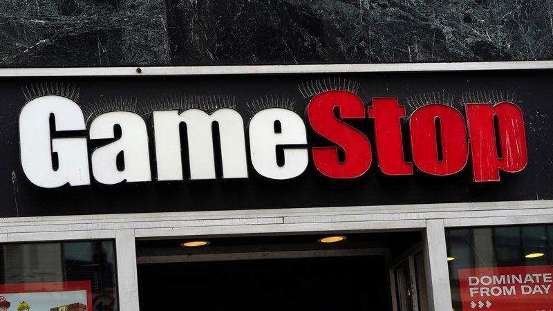 Fotografija: Veriga trgovin z računalniškimi igricami GameStop je v središču špekulacij, ki so zatresle borzni svet. FOTO: Carlo Allegri/Reuters