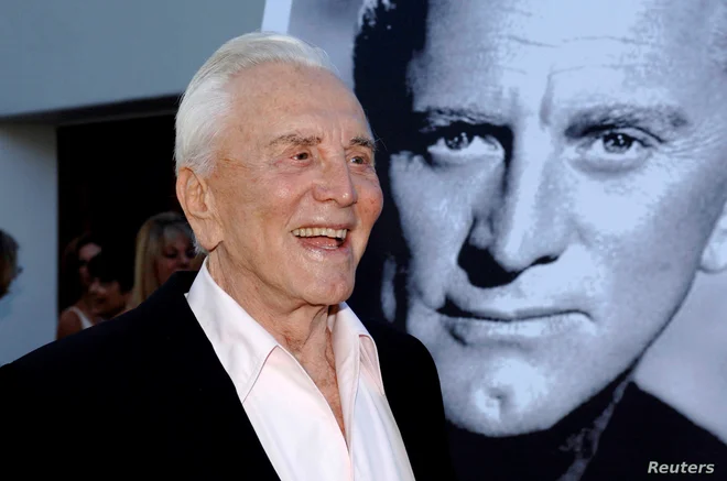 Kirk Douglas je še dolgo po vrhuncu kariere prejemal nagrade. Eno od njih so mu za odličnost v filmu podelili leta 2006 na mednarodnem filmskem festivalu v Santa Barbari v Kaliforniji. FOTO: Phil Klein/Reuters