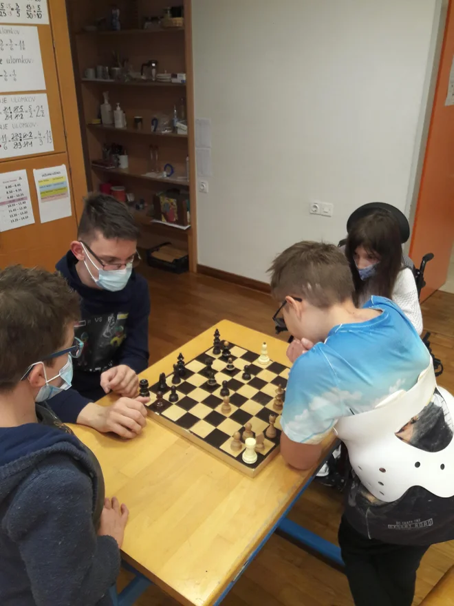 Šah spada med popoldanske sproščujoče dejavnosti. FOTO: Cirius Kamnik