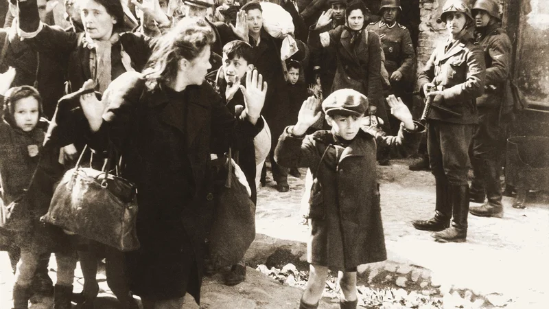 Fotografija: Fotografija, ki je nastala med zatrtjem upora v varšavskem getu, sodi med najbolj znane fotografije druge svetovne vojne. FOTO: Wikipedia