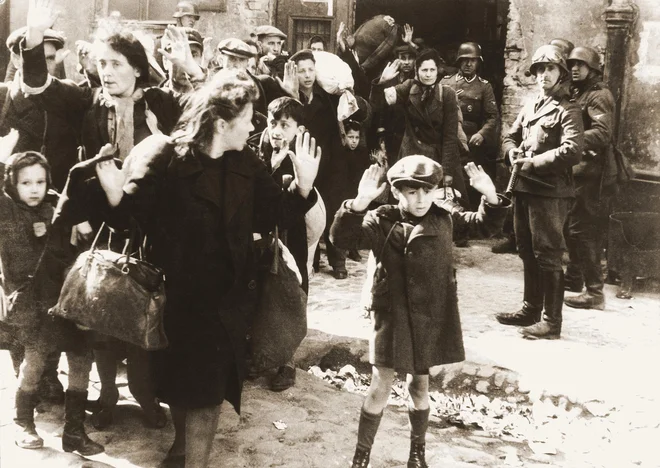 Fotografija, ki je nastala med zatrtjem upora v varšavskem getu, sodi med najbolj znane fotografije druge svetovne vojne. FOTO: Wikipedia