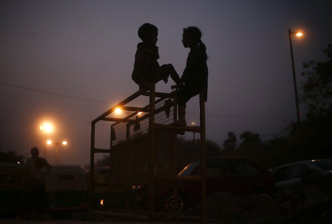 Preiskovalci so precej nemočni, kadar sledi vodijo v države, kjer ne morejo računati na medsebojno policijsko sodelovanje ali mednarodno pravno pomoč. FOTO: Adnan Abidi/Reuters