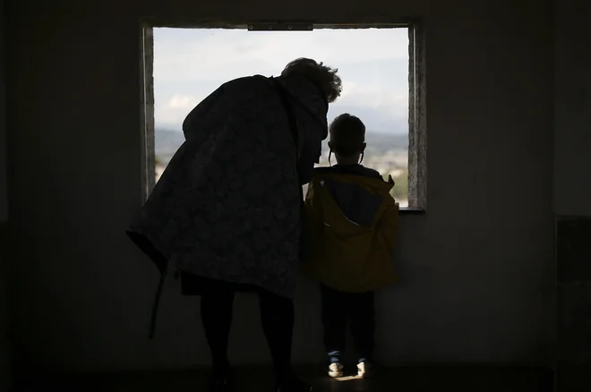 Hitro ukrepanje pomeni tudi zmanjšano možnost, da bo že zlorabljen otrok ponovno postal žrtev pedofilov. FOTO: Blaž Samec/Delo
