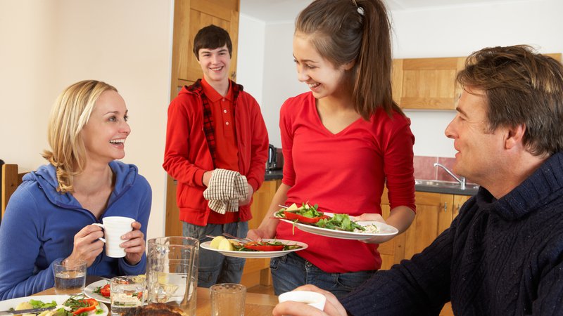 Fotografija: Vsak družinski član naj vsake toliko po svojih močeh in kar najbolj domiselno pomaga pri pripravi hrane; tako bo zares spoznal prednosti doma pripravljenih obrokov. FOTO: Shutterstock