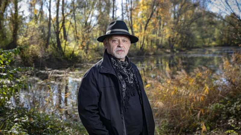 Fotografija: Karkoli naredi Feri Lainšček, vzljubijo kritiki in bralci, je eden najbolj plodovitih, branih in prevajanih avtorjev, njegovi romani so prevedeni v kar štirideset jezikov. FOTO: Jože Suhadolnik/ Delo