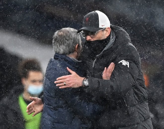 Jose Mourinho (levo) Jürgen Klopp nista prijatelja, a se spoštujeta. FOTO: Shaun Botterill/Reuters