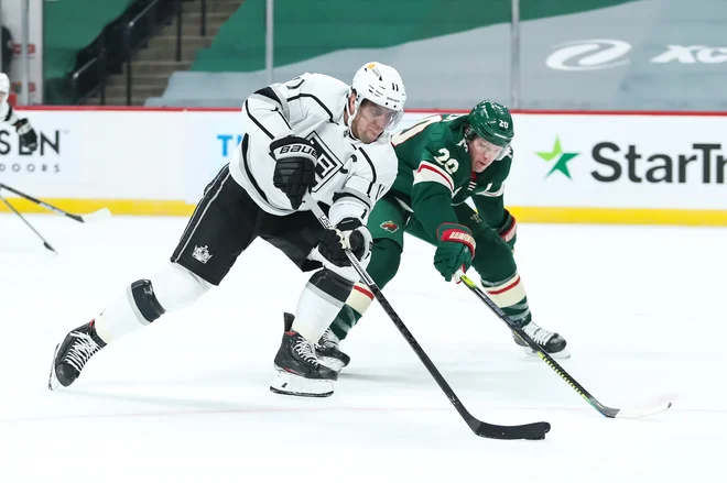 Anže Kopitar (levo) je v tej sezoni že pri ducatu točk v razvrstitvi najboljših strelcev in podajalcev. FOTO: David Berding/Usa Today Sports