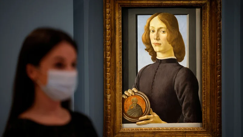Fotografija: Sandro Botticelli je portret mladeniča s tondom v rokah domnevno naslikal v 70. ali 80. letih 15. stoletja. FOTO: Tolga Akmen AFP
