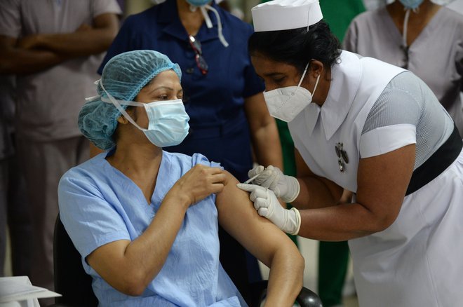 Cepljenje v bolnišnici v Homagami (Šri Lanka). FOTO: Lakruwan Wanniarachchi/AFP