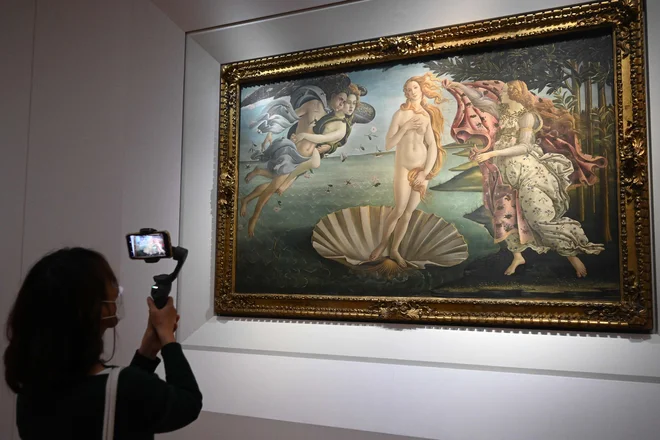 Botticellijevo Rojstvo Venere je v običajnih razmerah eno najbolj obleganih slikarskih del v firenški galeriji Uffizi. FOTO: Vincenzo Pinto/AFP