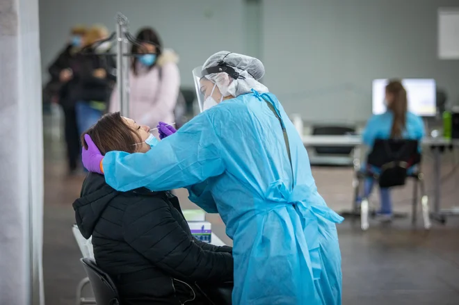 Testiranje zaposlenih v šolstvu na Gospodarskem razstavišču. FOTO: Voranc Vogel/Delo