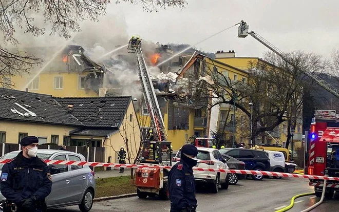 V večstanovanjski hiši v kraju blizu Dunaja je odjeknila eksplozija. FOTO: Reuters