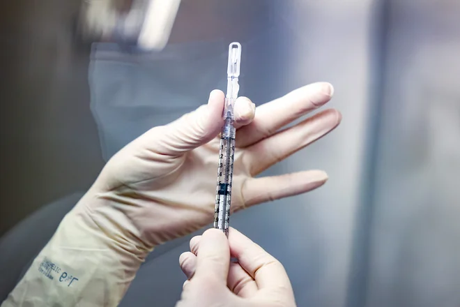 Ameriški farmacevtski velikani predstavljajo nova cepiva proti covidu-19. FOTO: Michael Ciaglo/AFP