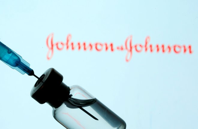 Cepivo podjetja Johnson&Johnson nudi nekaj manj zaščite, a zadošča le en odmerek. FOTO: Dado Ruvic/Reuters