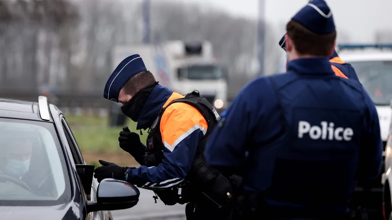 Fotografija: Nekatere evropske države so že prepovedale vsa nenujna potovanja. FOTO: Kenzo Tribouillard/AFP