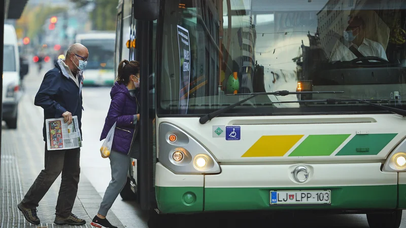 Fotografija: Delavci, ki bi si kupili poimensko mesečno vozovnico za javni prevoz, bi dobili v celoti povrnjen strošek nakupa. Foto Jože Suhadolnik