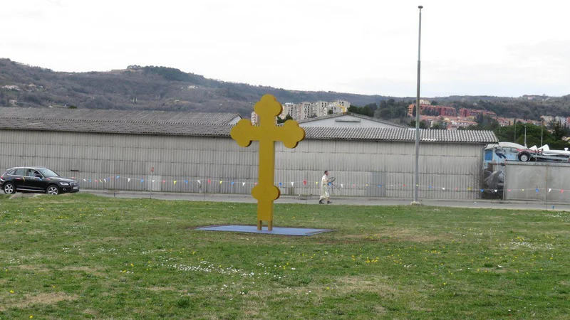 Fotografija: Zemljišče, v lasti Srbske pravoslavne cerkve, ob glavni avtobusni postaji v Kopru. FOTO: Nataša Čepar