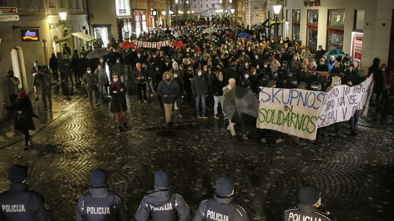 Ko smo v petek korakali po mestu v znak podpore skupnosti rogovcev, ogorčeni nad brutalnim načinom njihovega izgona s strani Mestne občine Ljubljana (MOL) in policije, se mi je zdelo, kot da gremo za pogrebom.&nbsp; Foto Blaž Samec/Delo