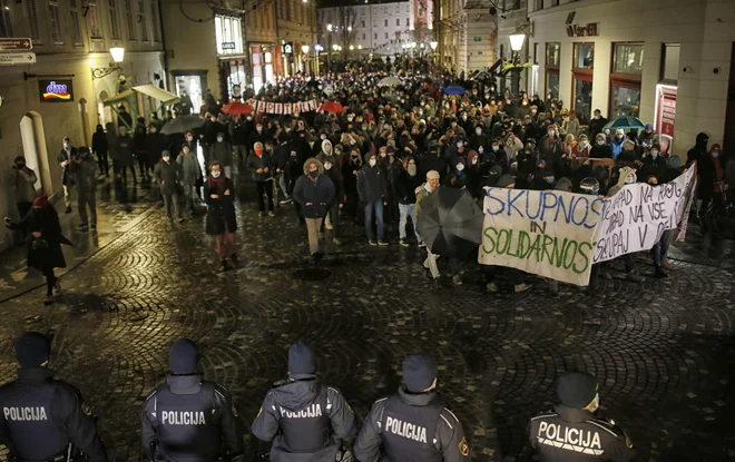 Ko smo v petek korakali po mestu v znak podpore skupnosti rogovcev, ogorčeni nad brutalnim načinom njihovega izgona s strani Mestne občine Ljubljana (MOL) in policije, se mi je zdelo, kot da gremo za pogrebom.&nbsp; Foto Blaž Samec/Delo