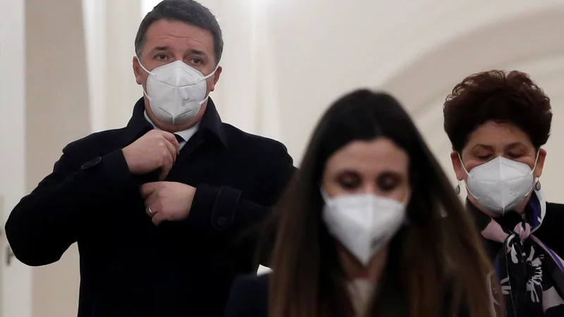 Fotografija: Matteo Renzi (levo) je sprožil padec italijanske vlade in dvignil kreditne pribitke na obveznice.
FOTO: Guglielmo Mangiapane/Reuters