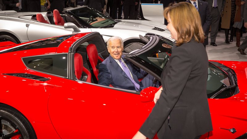 Fotografija: Joe Biden je večkrat obiskal avtomobilsko razstavo v Detroitu in dobro pozna Mary Barra, izvršno direktorico družbe General Motors. Razlika je le v tem, da se bosta zdaj pogovarjala o drugačnih avtomobilih. Foto General Motors