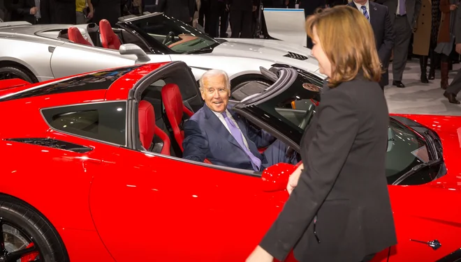 Joe Biden je večkrat obiskal avtomobilsko razstavo v Detroitu in dobro pozna Mary Barra, izvršno direktorico družbe General Motors. Razlika je le v tem, da se bosta zdaj pogovarjala o drugačnih avtomobilih. Foto General Motors