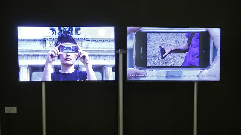 Fotografija: Dvokanalna videoinstalacija Povzetek Hito Steyerl iz leta 2012. Zbirka Lah Contemporary. FOTO: Blaž Samec/Delo