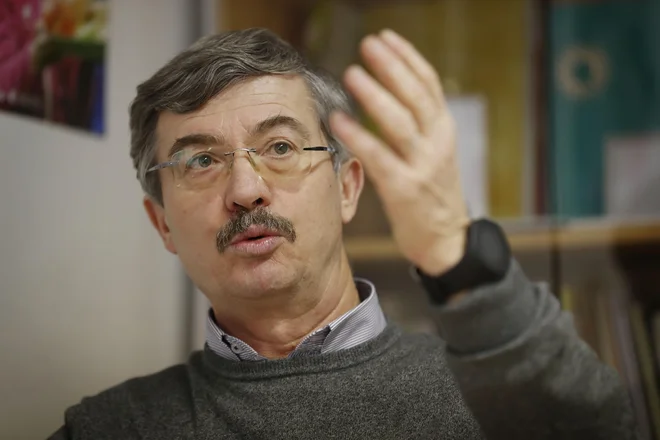 Državni sekretar Cveto Uršič verjame, da se bo, ko bodo stanovalci in zaposleni v domovih starostnikov precepljeni, situacija res umirila, bistveno izboljšanje pa je opazno že sedaj. FOTO: Leon Vidic/Delo