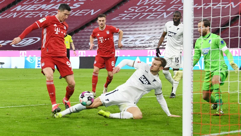 Fotografija: Robert Lewandowski je proti Hoffenheimu dosegel že 24. prvenstveni gol sezone. FOTO: Andreas Gebert/Reuters
