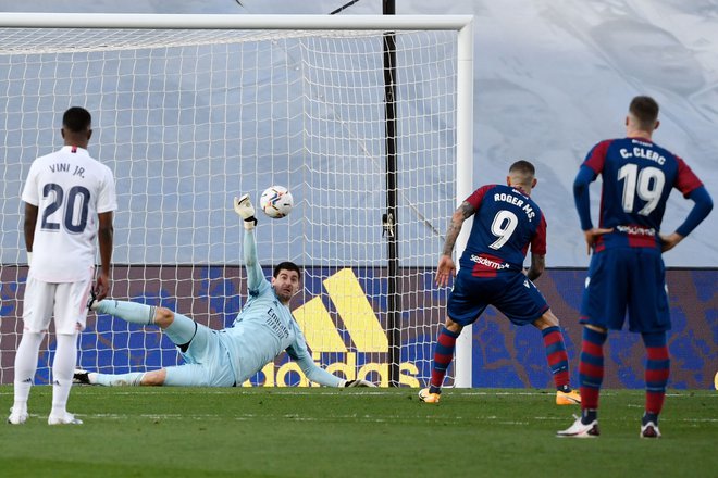 Thibaut Courtois je v 64. minuti ustavil enajstmetrovko. FOTO: Pierre-Philippe Marcou/AFP