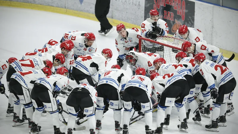 Fotografija: Jeseniški hokejisti so si zmago priborili v zadnji minuti tekme. FOTO: Uroš Hočevar/Delo