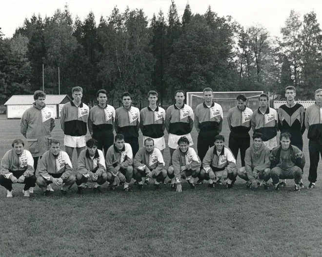 Reprezentanca v letu 1993: zgoraj z leve selektor Prašnikar, Katanec, Milanič, Udovič, Jermaniš, Poljšak, Zulič, Gliha, Pate, Simeunovič in trener vratarjev Vabič, spodaj z leve trenerja Kostanjšek in Zavrl, Zahovič, Čeh, Englaro, Židan, Novak, Florjančič in Blatnik. FOTO: Blaž Samec/Delo