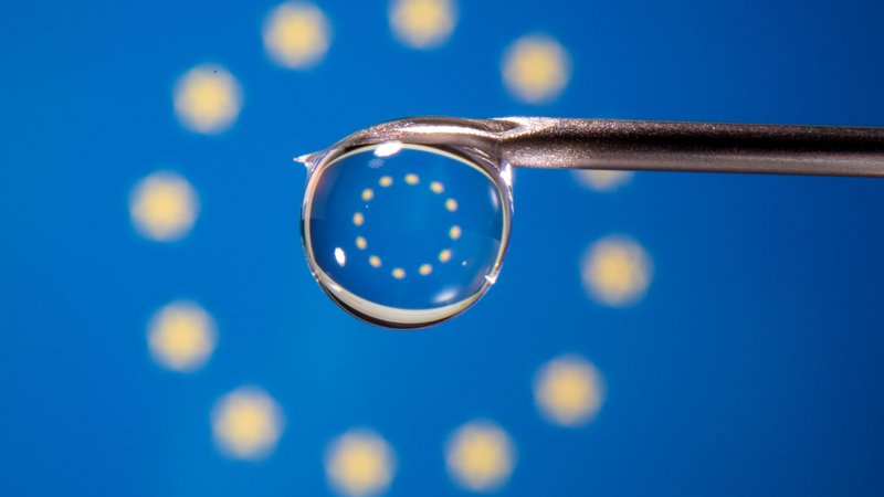 Fotografija: Kot so izračunali na znanstveni platformi Our World in Data, bi večina članic EU ob sedanjem tempu 70-odstotno precepljenost prebivalstva dosegla šele leta 2023 oziroma pozneje. FOTO: Dado Ruvic/Reuters