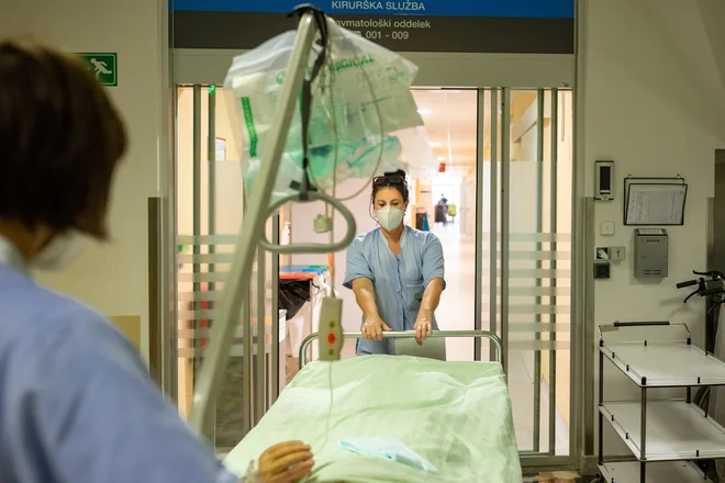 Prenos veščin z medicinskih sester na zdravnike bi po nekaterih ocenah lahko vplival na kakovost izobraževanja zdravnikov. FOTO: Voranc Vogel/Delo