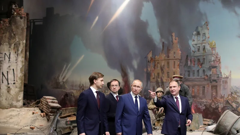 Fotografija: O velikem premoženju Vladimirja Putina sta pisala že Sergej Kolesnikov in Boris Nemcov. Zdaj je dokument o predsednikovem novem bivališču, vrednem dobro milijardo evrov, ki so mu ga zgradili na obali Črnega morja, s svojimi sodelavci objavil tudi Aleksej Navalni.
FOTO: Sputnik via Reuters
