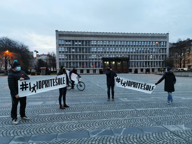 Okoli sto protestnikov se je zbralo tudi na ljubljanskem Trgu republike. FOTO: Jože Suhadolnik