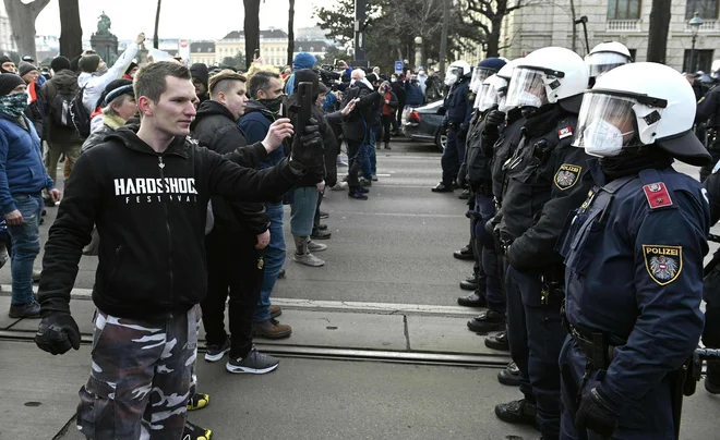Med udeleženci protestnega shoda so bili tudi pripadniki iz skrajnih desničarskih krogov, identitarci in huligani, poroča avstrijska tiskovna agencija <em>APA</em>. FOTO: Herbert Neubauer/AFP