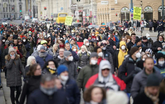 Protestniki s transparenti z napisi: &raquo;Pandemija? Prek 99,9 odstotkov preživelih. V čem je smisel?&laquo;&nbsp;FOTO: Georg Hochmuth/AFP