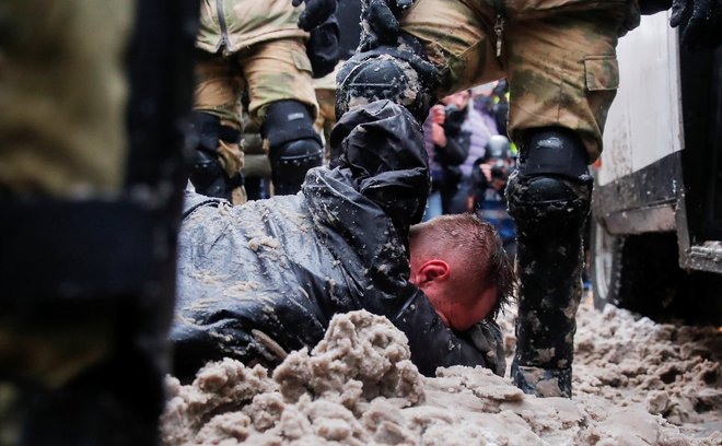 Policisti so z nekaterimi protestniki grobo obračunali. FOTO: Maxim Shemetov/Reuters