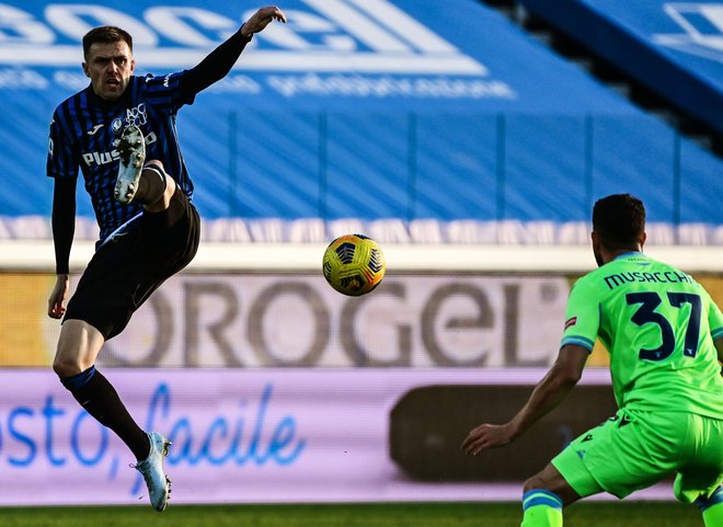 Josip Iličić ni bil najbolj razpoložen na drugi tekmi proti Laziu v treh dneh. FOTO: Miguel Medina/AFP