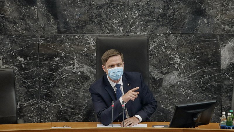 Fotografija: Predsednik državnega zbora Igor Zorčič je na zahtevo, da zaščiti poslanca pred verbalnimi izpadi predsednika vlade, odgovoril, da njegova naloga ni ščititi posameznih poslancev, pač pa parlament. Foto Blaž Samec/Delo